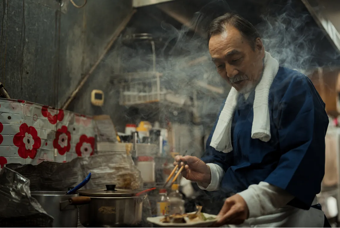 一位長者正在專注地製作食物